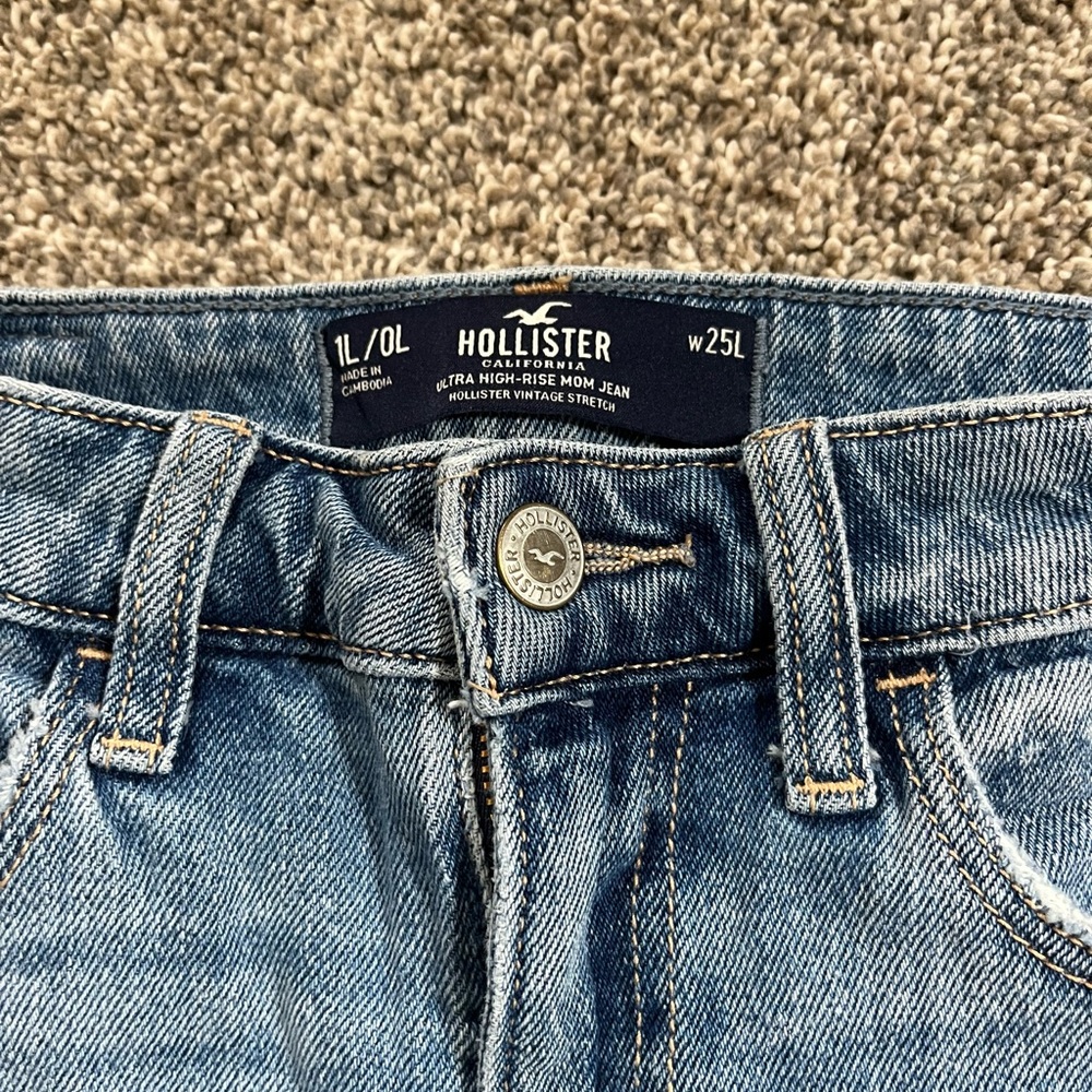 Hollister Ultra High Rise Mom Jeans Size 1L / 0L